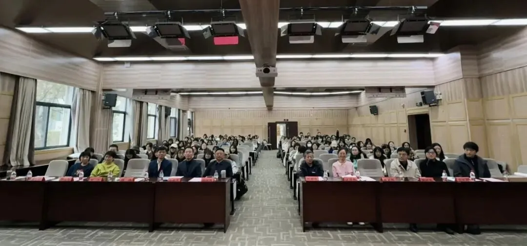 武汉大学新闻与传播学院举办庆祝第26个中国记者节研究生主题党日活动